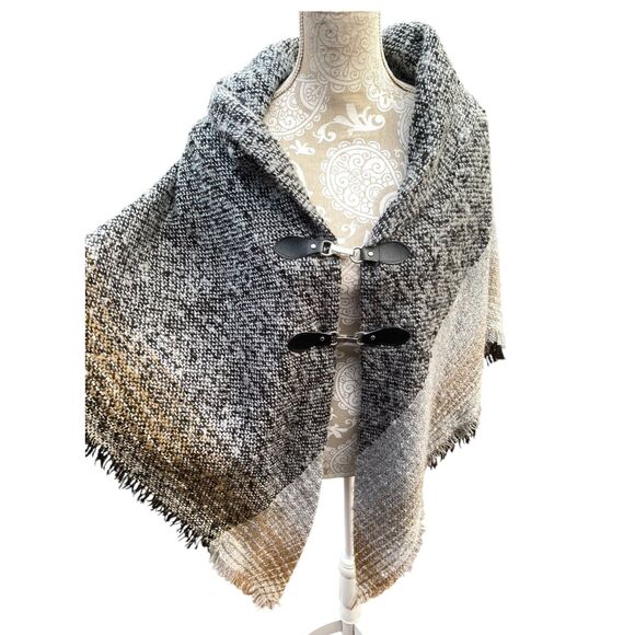 Marled Knit Poncho Shawl Wrap OSFA Gray Tan Black Fringe Toggle Cozy Boho Chic - Picture 4 of 9